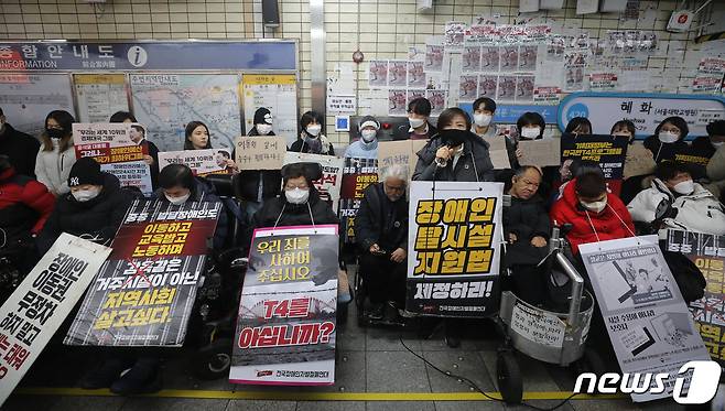 전국장애인차별철폐연대(전장연) 관계자들이 3일 오전 서울 종로구 지하철 4호선 혜화역에서 열린 '장애인 권리 예산 확보를 위한 선전전'에서 발언을 하고 있다. 이날 박경석 전장연 대표는 "유예기간인 13일까지 요구가 받아들여지지 않으면 지하철에 탑승할 것＂이라며 ＂시민들께서 저희가 원하는 것을 서울시와 기획재정부에 요구해달라＂고 밝혔다. 2023.2.3/뉴스1 ⓒ News1 임세영 기자