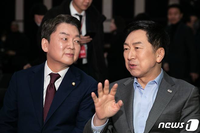 국민의힘 당 대표 후보로 출마하는 김기현 후보와 안철수 후보가 7일 오전 서울 강서구 ASSA빌딩 방송스튜디오에서 열린 국민의힘 제3차 전당대회 비전발표회에서 대화하고 있다. 2022.2.7/뉴스1 ⓒ News1 국회사진취재단