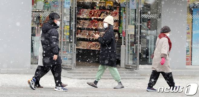 전북 전주시 건산로에서 시민들이 눈을 맞으며 발걸음을 옮기고 있다. /뉴스1 ⓒ News1 유경석 기자