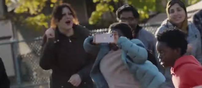 흔들림 방지를 강조한 스마트폰 광고