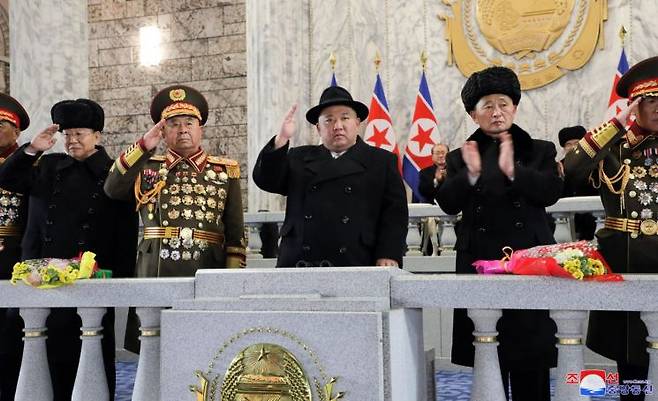 '건군절 75주년' 야간 열병식에 참석한 김정은 북한 국무위원장