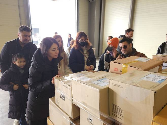 9일 인천 중구의 한 물류센터에서 국제 발송될 튀르키예 구호물품을 살펴보고 있는 튀르키예인들. 국내 거주 중인 튀르키예인 18명은 이날 SNS 게시글과 대학교 공지를 통해 일손을 돕기 위해 이곳에 모였다. /신지인 기자