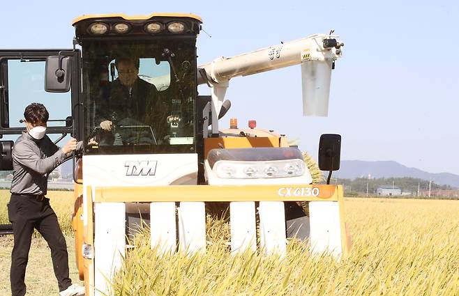 정황근 농림축산식품부 장관이 지난해 10월 13일 전북 익산의 한 논에서 콤바인을 운전하고 있다. /연합뉴스