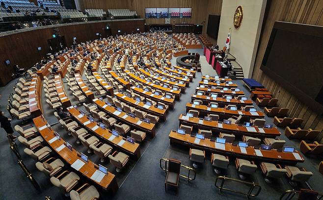지난달 30일 서울 여의도 국회에서 열린 402회 국회(임시회) 제1차 본회의에서 양곡관리법 일부개정법률안(대안) 본회의 부의의 건이 국민의힘 의원들의 불참 속에 재석 의원 165인 중 찬성 157인, 반대 6인, 무효 2인으로 가결되고 있다. /뉴스1