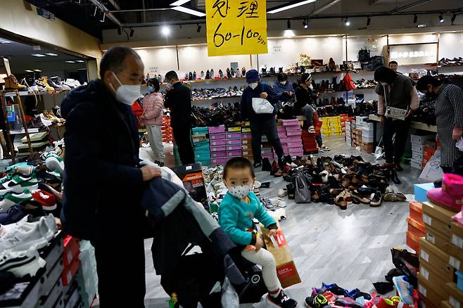중국 베이징 한 신발 가게에서 쇼핑하고 있는 사람들./로이터 연합뉴스
