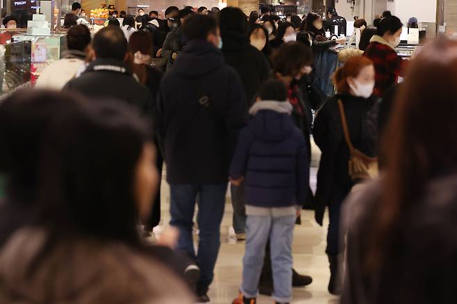 지난달 30일 서울의 한 백화점을 찾은 시민들이 쇼핑을 하고 있다./연합뉴스