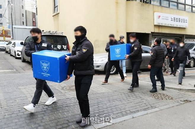 지난 2일 오후 인천 부평구 민주노총 건설노조 경인본부 사무실을 압수수색한 경찰이 압수품을 들고 나오고 있다.ⓒ뉴시스