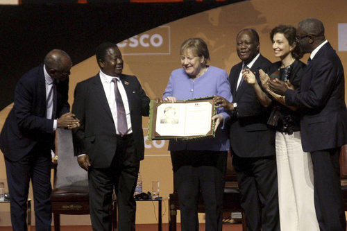난민 수용에 앞장섰던 앙겔라 메르켈 전 독일 총리(왼쪽 세번째)가 8일(현지 시간) 코트디부아르 야무수크로에서 유네스코 평화상을 수상했다. 야무수크로-=AP 뉴시스