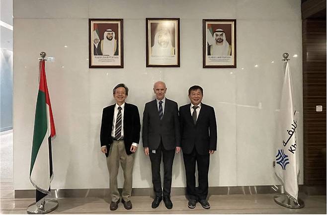 UAE 칼리파대 방문 모습. 사진 왼쪽부터 김해진 KBSI 박사, 존 오라일리 칼리파대 총장, 최성회 칼리파대 교수.