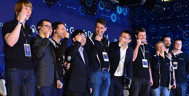 지난 2016년 3월 15일 서울 포시즌스호텔에서 인공지능(AI) 알파고와 이세돌 9단과의 대국이 열렸다.딥마인드팀이 승리를 자축하고 있다. 전자신문DB