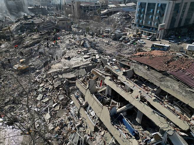 9일 튀르키예 카흐라만마라스에서 지진으로 무너진 건물 잔해들 사이로 구조대가 수색하고 있다. 로이터 연합뉴스