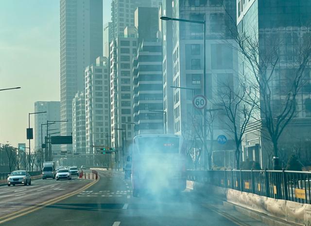 국내 최고 수준의 스마트도시인 세종시내를 세종시교통공사 소속의 버스 한 대가 매연을 뿜으며 달리고 있다. 서울에서는 보기 힘든 장면이지만, 세종에서는 난폭운전을 일삼고 환경 오염을 유발하는 버스를 어렵지 않게 볼 수 있다. 독자 제공