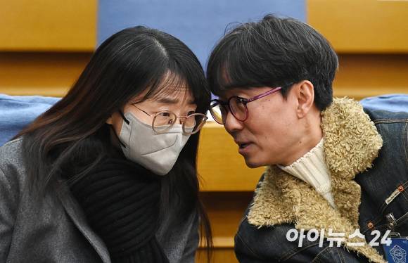 김은희 작가와 장항준 감독이 9일 오전 서울 여의도 국회 의원회관에서 열린 '영상저작자의 정당한 보상! 저작권법 개정안 지지 선언회'에 참석해 대화하고 있다. [사진=김성진 기자]