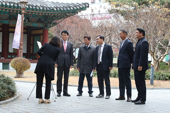 지난해 11월 대구시의회 기획행정위소속 의원들이 경상감영공원을 둘러보고 있다. [사진=대구시의회]