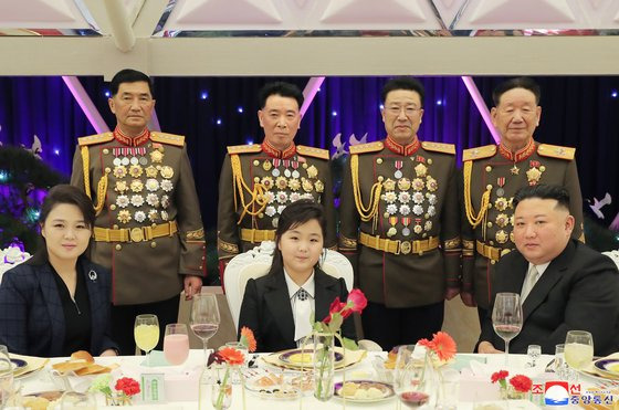 김정은 국무위원장이 지난 7일 딸 김주애와 함께 건군절(2월 8일) 75주년 기념연회에 참석한 모습. 연합뉴스