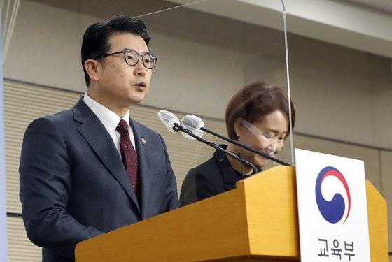 장상윤 교육부 차관이 8일 오전 세종시 정부세종청사에서 2023년 맞춤형 국가장학금 지원 기본계획을 발표하며 등록금과 연계된 국가장학금 정책을 유지하겠다고 밝혔다.