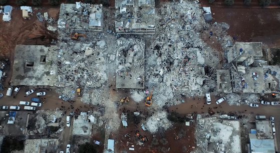 지난 7일(현지시각) 시리아 알레포에서 지진의 여파로 건물이 파손돼 구조 작업이 진행되고 있다. 로이터=연합뉴스