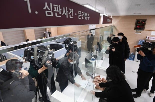 정성희 국회 법제사법위원회 수석전문위원이 9일 오전 헌법재판소에서 이상민 행정안전부 장관 탄핵 소추 의결서를 제출하고 있다. 사진=연합뉴스