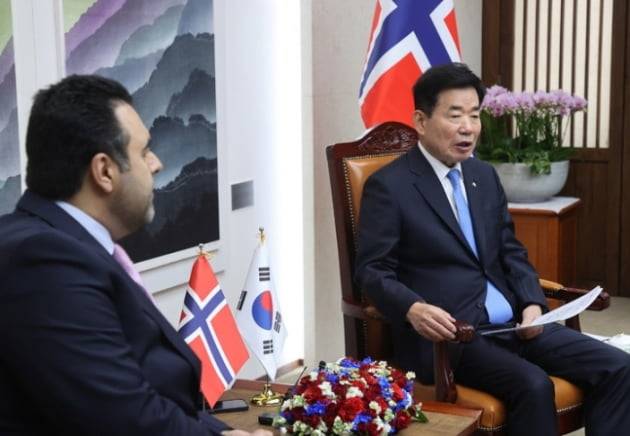 김진표 국회의장이 9일 서울 여의도 국회에서 가라카니 노르웨이 국회의장과 회담을 하고 있는 모습./국회의장실 제공