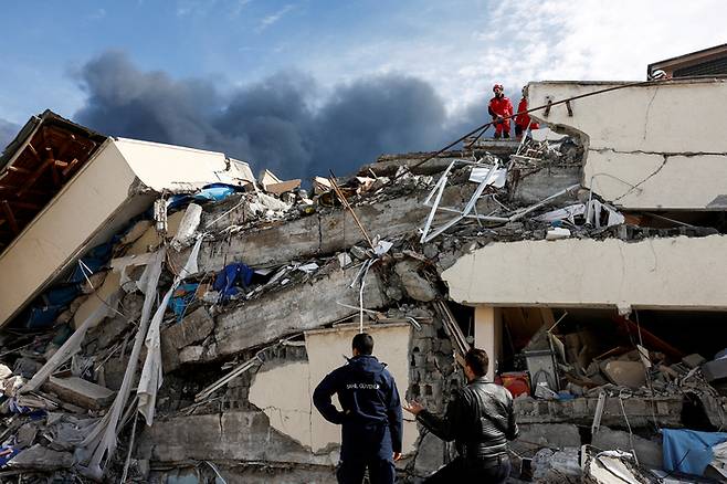 튀르키예 하아티주 이스켄데룬에서 주민들이 지진으로 무너진 건물 잔해에서 생존자를 수색하고 있다. 로이터연합뉴스