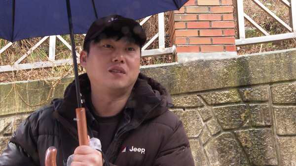 과거 2월의 어느 날 비가 내리고 있다.