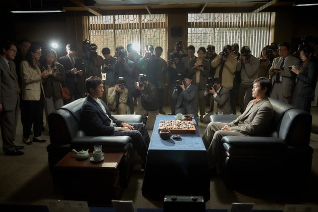 Yoo Ah-in (left) and Lee Byung-hun (right) in "The Match" (Netflix)