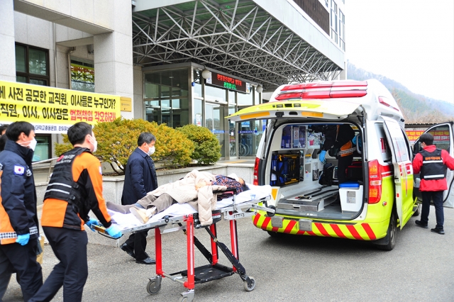 채은하 한일장신대 총장이 9일 전부 완주 학교에서 금식기도 중 쓰러져 병원에 이송되고 있다. 한일장신대 제공
