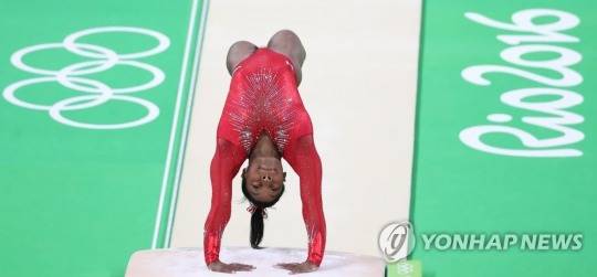 2016 리우올림픽에서 미국 시몬 바일스의 공중돌기 동작 모습. [연합뉴스 자료사진]