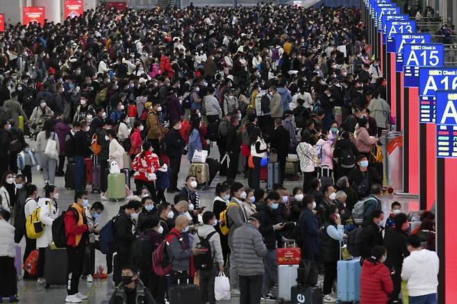 중국 선전의 기차역에서 줄서서 기다리는 중국인 /사진=블룸버그