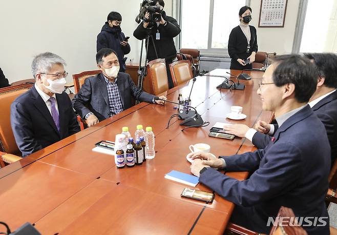 [서울=뉴시스] 김근수 기자 = 김용하·김연명 민간자문위원회 공동위원장이 지난 8일 오후 서울 여의도 국회 보건복지위원회 소회의실에서 강기윤 국민의힘 국회 연금개혁특별위원회(연금특위) 여당 간사와 김성주 더불어민주당 야당 간사가 연금개혁 초안 문제를 논의하고 있다. 2023.02.10. ks@newsis.com