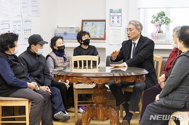 [인천=뉴시스] 이루비 기자 = 윤환 인천 계양구청장이 지역 내 경로당을 찾아 어르신들과 소통하고 있다. (사진=계양구 제공)