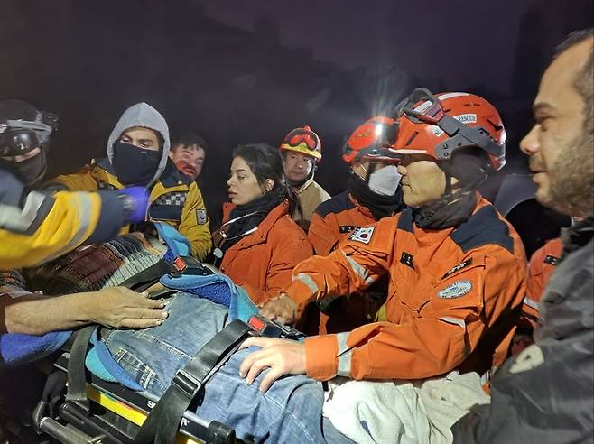 [서울=뉴시스] 정병혁 기자 = 대한민국 긴급구호대가 9일(현지시각) 튀르키예 하타이 안타키아 고등학교 등지에서 구조 활동을 벌이고 있다. (사진=소방청 제공) 2023.02.09. photo@newsis.com *재판매 및 DB 금지