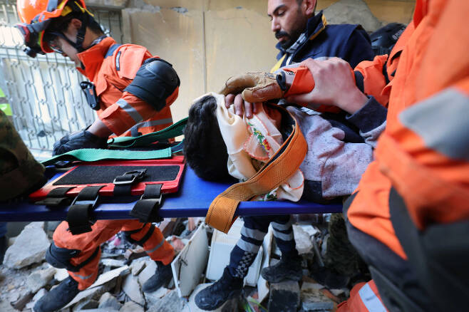 9일 오전(현지시간) 튀르키예 하타이 안타키아 일대에서 한국긴급구호대(KDRT) 대원들이 지진으로 무너진 건물 속에 갇혀 있던 한 어린이 생존자를 구조하고 있다. 연합뉴스