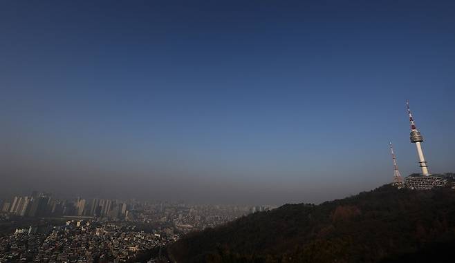 수도권에 초미세먼지주의보가 발령된 지난 8일 오전 서울 남산에서 본 시내. 뉴스1