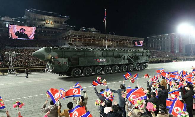 북한이 75주년 인민군 창건일(건군절)을 맞아 지난 8일 진행한 야간 열병식에 고체연료 대륙간탄도미사일(ICBM)로 추정되는 신무기가 등장했다. 이동식발사대(TEL)에는 양쪽에 9개씩 18개 바퀴가 장착돼 있다. 조선중앙통신은 9일 “우리의 정규 무력은 제국주의 폭제를 완벽하게 제압 분쇄할 수 있는 절대적 힘을 비축한 최강의 실체”라고 주장했다.