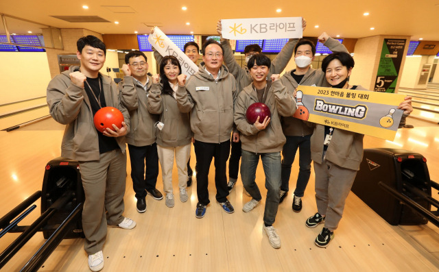 KB라이프생명이 임직원들과 함께 즐기고 화합하는 ‘한마음 볼링대회’를 개최한 가운데 행사에 참석한 이환주(가운데) 대표이사 사장이 임직원들과 파이팅을 외치고 있다. 사진 제공=KB라이프생명