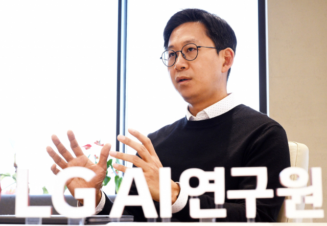 배경훈 LG AI연구원장이 8일 서울 영등포구 LG트윈타워에서 질문에 답하고 있다. 오승현 기자