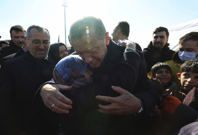 레제프 타이이프 에르도안 튀르키예 대통령이 8일(현지 시간) 지진 피해 지역인 카흐라만마라쉬를 방문해 생존자들을 위로하고 있다.AP연합뉴스