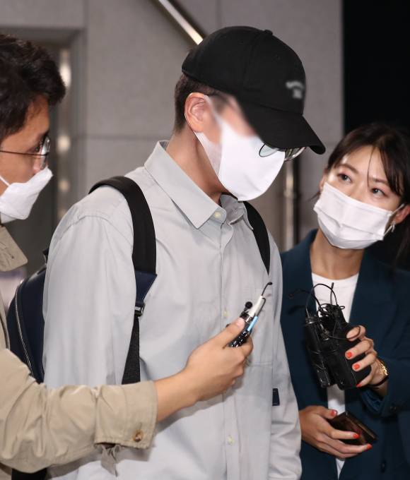 성남시 대장동 개발사업 특혜 의혹을 받는 화천대유자산관리에서 퇴직금 50억원을 받은 곽상도 의원 아들이 10월8일 오후 경기도 수원시 경기남부경찰청에서 조사를 마치고 나오고 있다. ⓒ 연합뉴스