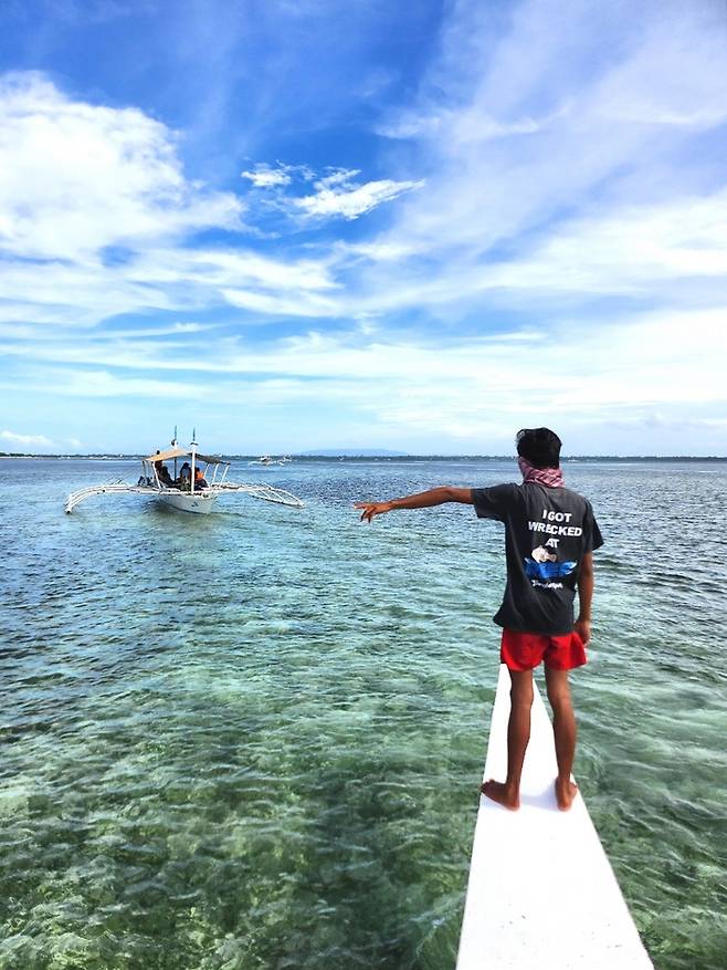 호핑투어를 하면 흔히 만나는 유람선원의 방향지시 모습.