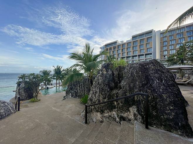 수영장 곳곳에 거대한 바위가 앉아 있다