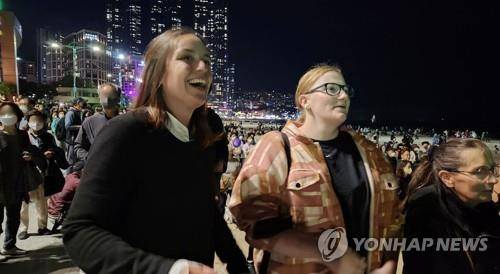 해운대서 BTS 공연보는 아미 [연합뉴스 자료사진]
