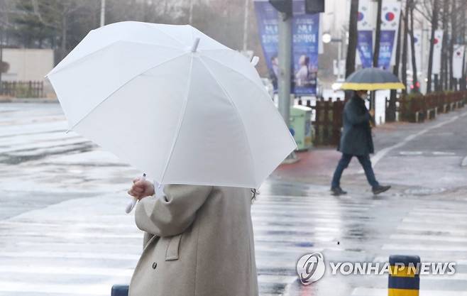 비 같은 눈 내리는 날 [연합뉴스 자료 사진]