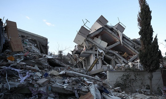 10일(현지시간) 튀르키예 하타이 주 벨렌 시내 한 아파트 단지가 지진으로 무너져있다.
출처: 뉴시스
