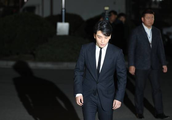 2019년 2월, 경찰 출석하는 승리