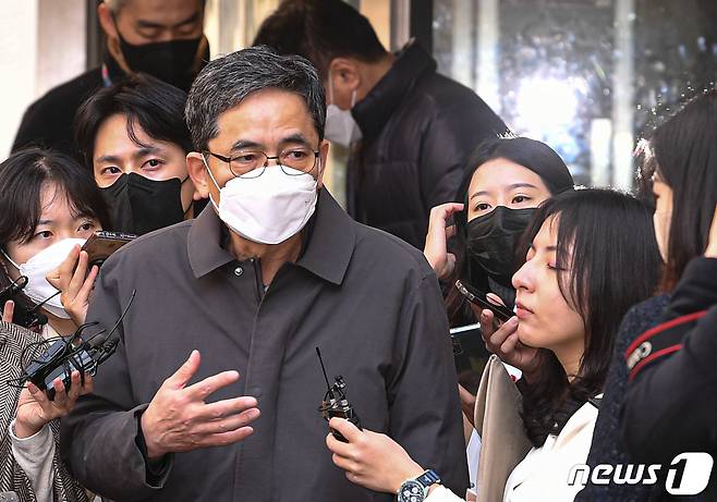 대장동 개발사업을 돕고 아들을 통해 뇌물을 수수한 혐의로 기소된 곽상도 전 국민의힘 의원이 8일 서울 서초구 서울중앙지방법원에서 열린 특정범죄 가중처벌 등에 관한 법률 위반(뇌물) 등 혐의 관련 1심 선고공판을 마치고 취재진의 질문을 받고 있다. 2023.2.8/뉴스1 ⓒ News1 ,송원영 기자