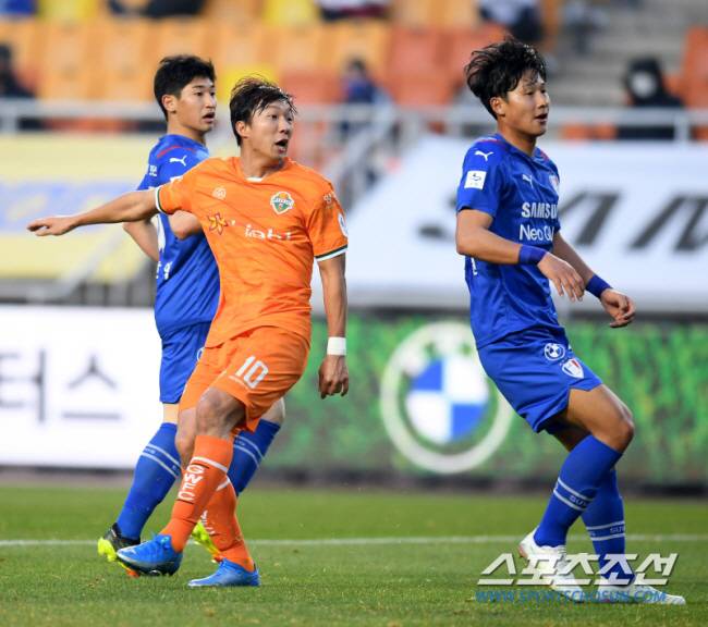 수원 삼성과 강원 FC의 K리그 1 2021 4라운드 경기가 14일 수원월드컵경기장에서 열렸다. 강원 고무열이 슈팅을 시도하고 있다. 수원=허상욱 기자 wook@sportschosun.com/2021.03.14/