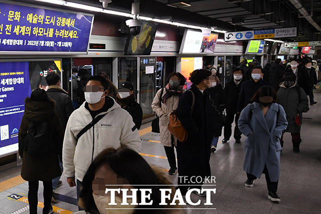 2022년 11월 30일 오전 서울역 지하철 1호선 승강장이 출근길 시민들로 붐비고 있다. /남용희 기자