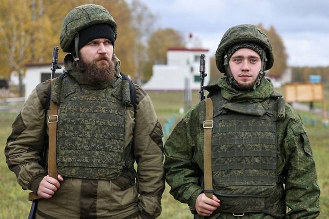 지난해 10월 5일(현지시간) 부분 동원령으로 동원된 러시아 예비군들이 수도 모스크바 인근 블라디미르주에서 진행된 군사훈련에 참가한 모습 [사진출처=타스·연합뉴스]