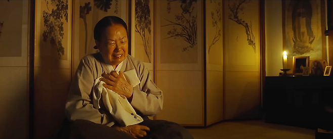 영화 '영웅'에서 사형수 아들의 배냇저고리를 끌어안고 노래하는 조마리아 여사. 나문희의 열연으로 최고 명장면이 됐다. /CJ ENM